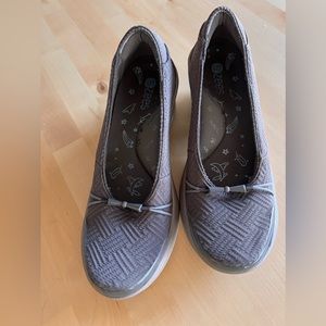 Like-New BZEES Washable FABRIC Pumps SHOES 8.5 Light Brown